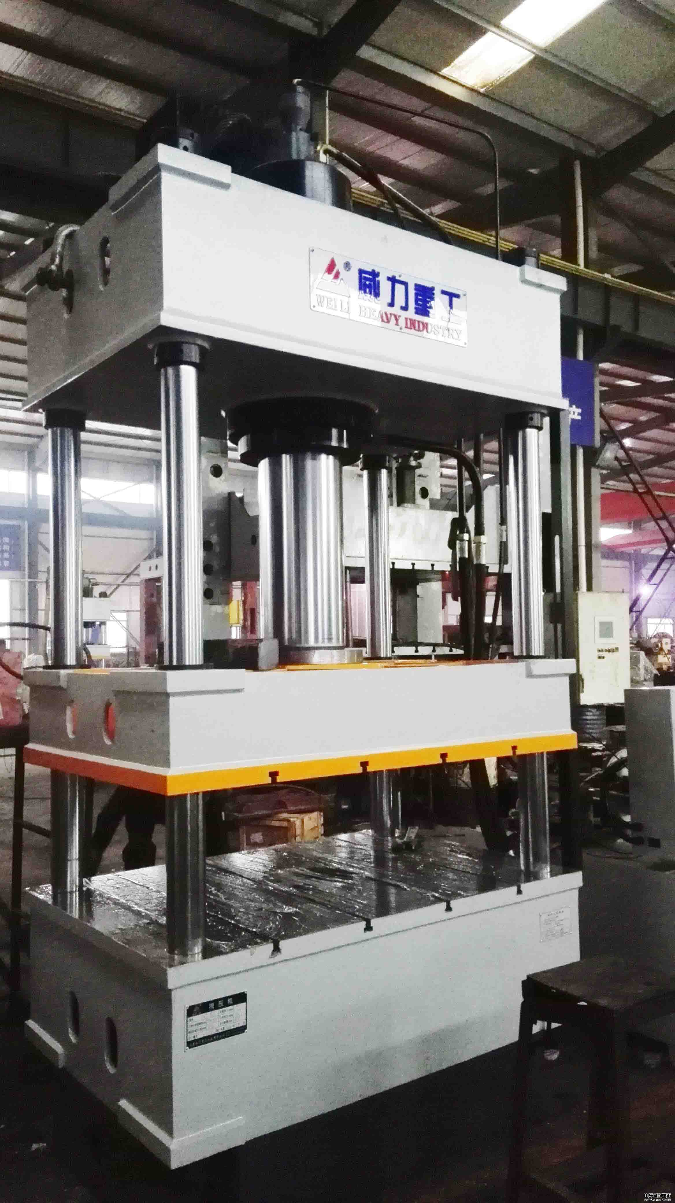 400吨液压机车间