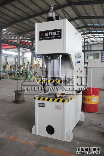200吨单柱液压机车间