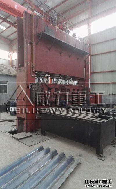 框架液压机车间