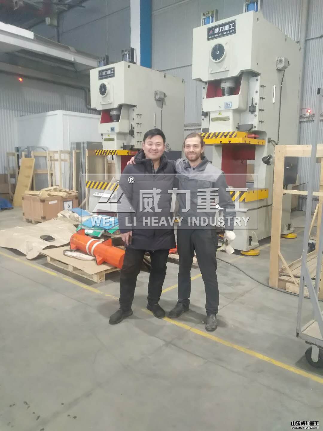 气动冲床前合影