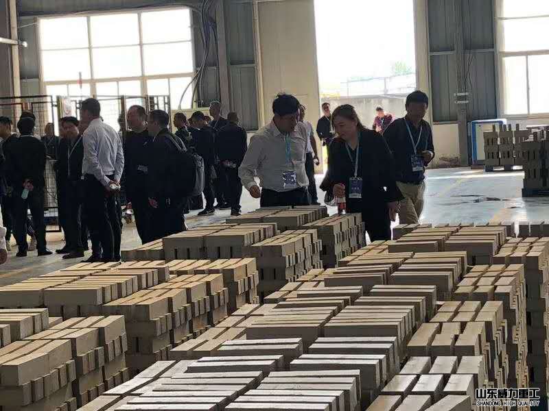 1000吨液压机加工成型耐火砖